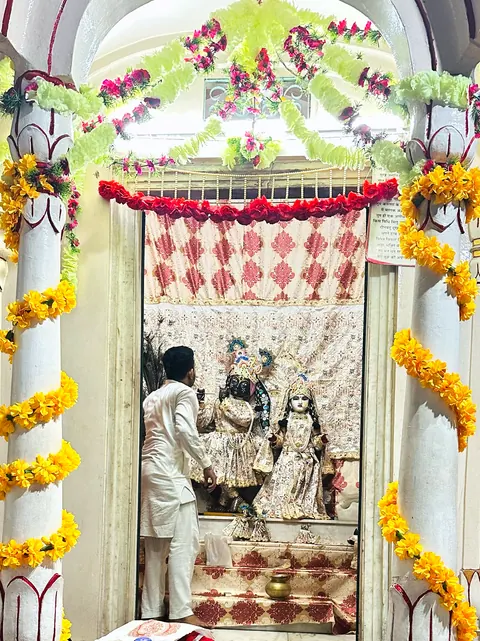 Pandit Sanyam Sharma preparing for aarti at Shri Radha Krishna Mandir.